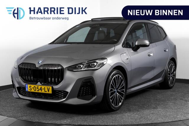 BMW 2-SERIE Active Tourer 225e xDrive 245 PK M-Sport - Automaat Org. NL | S/K-Panodak | Shadow Line | Innovation Pakket | Dig. Cockpit | Adapt. Cruise | 360 Camera | NAV + App. Connect | ECC | Elek. Klep | Elek. Trekhaak | LM19" |