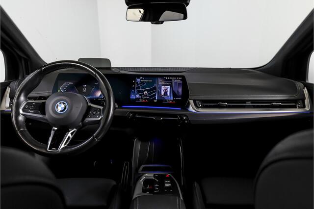 BMW 2-SERIE Active Tourer 225e xDrive 245 PK M-Sport - Automaat Org. NL | S/K-Panodak | Shadow Line | Innovation Pakket | Dig. Cockpit | Adapt. Cruise | 360 Camera | NAV + App. Connect | ECC | Elek. Klep | Elek. Trekhaak | LM19" |