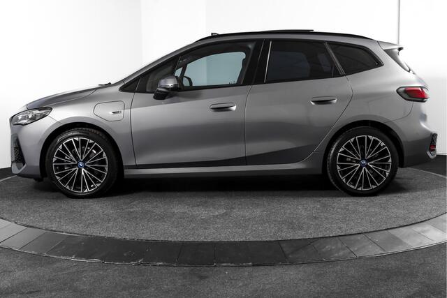 BMW 2-SERIE Active Tourer 225e xDrive 245 PK M-Sport - Automaat Org. NL | S/K-Panodak | Shadow Line | Innovation Pakket | Dig. Cockpit | Adapt. Cruise | 360 Camera | NAV + App. Connect | ECC | Elek. Klep | Elek. Trekhaak | LM19" |
