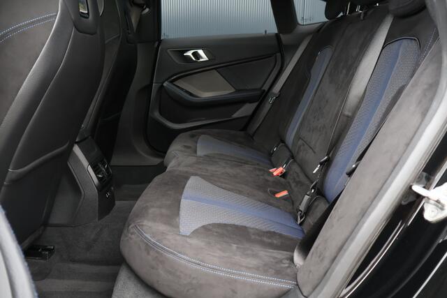 BMW 2-SERIE Gran Coupé M235i xDrive High Executive 306pk | Pano | ACC | Harman Kardon | Head-up Display | Keyless | 19 Inch | Stoelverwarming | Elektr. verst. stoelen | M-Sport Plus