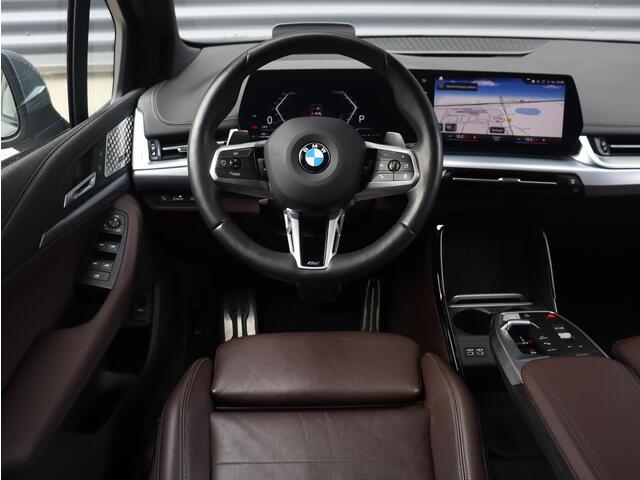 BMW 2-SERIE Active Tourer 220i | M Sportpakket | Panodak | Trekhaak | Head-Up | Harman Kardon | Comfort Access | Parking Assistant Plus | 18'' LMV