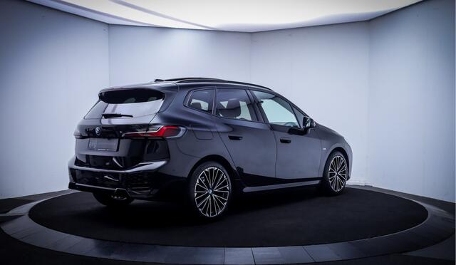 BMW 2-SERIE Active Tourer 218iA M-SPORT INNOVATION PANO | HARMAN KARDON | MEMORY | HEAD UP | STUUR+STOELVERW | 360 CAM | MASSAGE | ELEK TREKHAAK | LMV