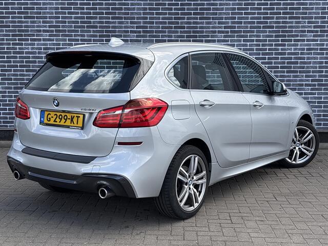 BMW 2-SERIE Active Tourer 220i High Executive | M-Sport | Head-up Display | Achteruitrijcamera | Elektrisch Verstelbare Voorstoelen | Trekhaak | Lederen Bekleding | Navigatie | Elektrische Achterklep | Lichtmetalen Velgen 18 inch | Stoelverwarming