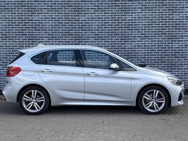 BMW 2-SERIE Active Tourer 220i High Executive | M-Sport | Head-up Display | Achteruitrijcamera | Elektrisch Verstelbare Voorstoelen | Trekhaak | Lederen Bekleding | Navigatie | Elektrische Achterklep | Lichtmetalen Velgen 18 inch | Stoelverwarming