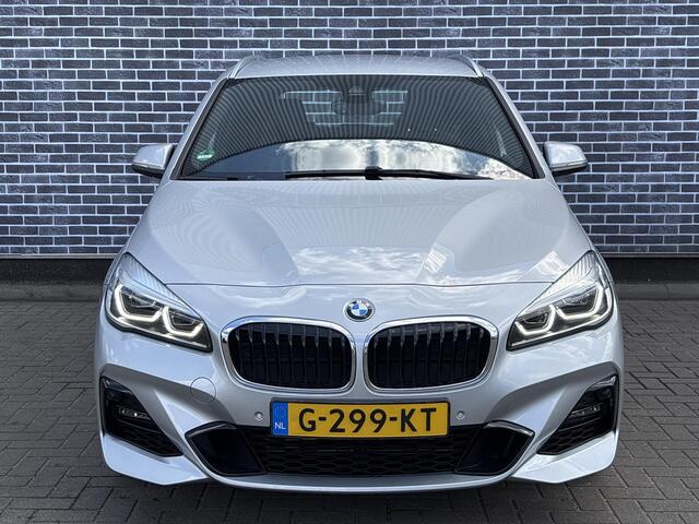 BMW 2-SERIE Active Tourer 220i High Executive | M-Sport | Head-up Display | Achteruitrijcamera | Elektrisch Verstelbare Voorstoelen | Trekhaak | Lederen Bekleding | Navigatie | Elektrische Achterklep | Lichtmetalen Velgen 18 inch | Stoelverwarming