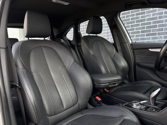 BMW 2-SERIE Active Tourer 220i High Executive | M-Sport | Head-up Display | Achteruitrijcamera | Elektrisch Verstelbare Voorstoelen | Trekhaak | Lederen Bekleding | Navigatie | Elektrische Achterklep | Lichtmetalen Velgen 18 inch | Stoelverwarming