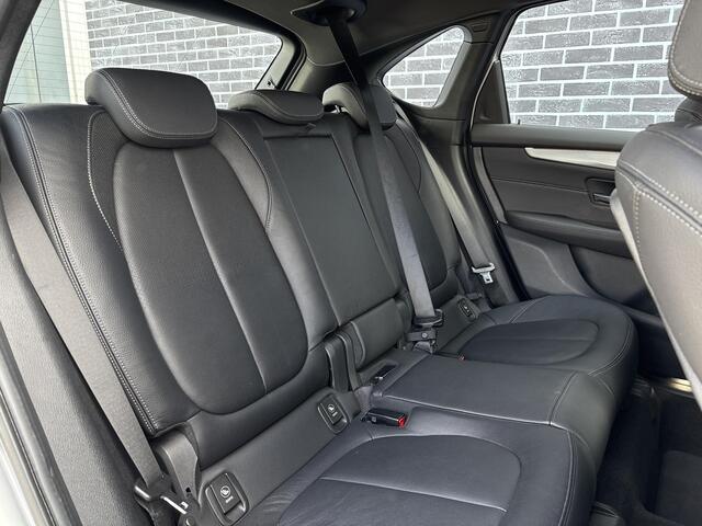 BMW 2-SERIE Active Tourer 220i High Executive | M-Sport | Head-up Display | Achteruitrijcamera | Elektrisch Verstelbare Voorstoelen | Trekhaak | Lederen Bekleding | Navigatie | Elektrische Achterklep | Lichtmetalen Velgen 18 inch | Stoelverwarming
