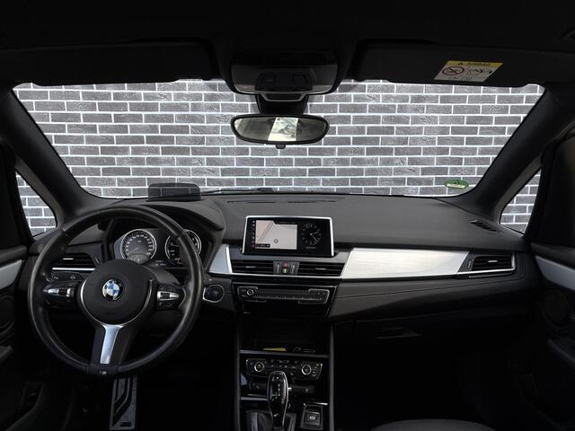 BMW 2-SERIE Active Tourer 220i High Executive | M-Sport | Head-up Display | Achteruitrijcamera | Elektrisch Verstelbare Voorstoelen | Trekhaak | Lederen Bekleding | Navigatie | Elektrische Achterklep | Lichtmetalen Velgen 18 inch | Stoelverwarming