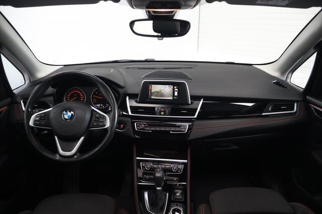 BMW 2-SERIE Active Tourer 220i Executive Sport Automaat | Trekhaak | Panoramadak | LED