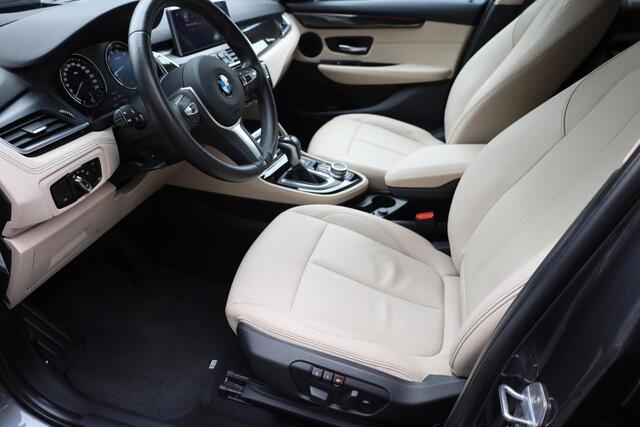 BMW 2-SERIE Active Tourer 225xe iPerformance High Executive CAMERA HUD MEMORY LEER NAVI 2xPDC LMV CRUISE LED STOELVERWARMING 2xELECTRISCH-VERSTELBAAR ZEER-NETJES!!