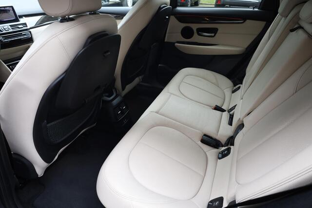 BMW 2-SERIE Active Tourer 225xe iPerformance High Executive CAMERA HUD MEMORY LEER NAVI 2xPDC LMV CRUISE LED STOELVERWARMING 2xELECTRISCH-VERSTELBAAR ZEER-NETJES!!