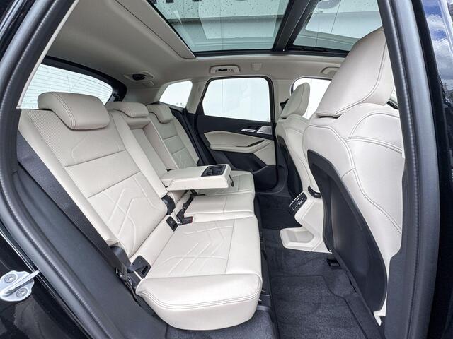 BMW 2-SERIE Active Tourer 220i | Luxury Line | Trekhaak | Travel Pakket
