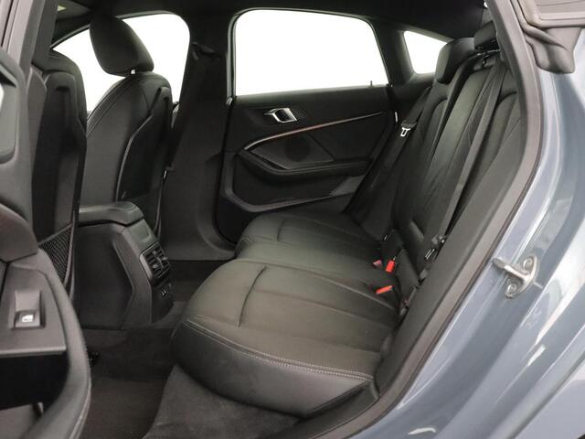 BMW 2-SERIE Gran Coupé 218i M Sport | Stoelverwarming | Camera | Carplay | Sportstoelen | Leder | Live Cockpit | Climate control | Navigatie | Cruise control | Parkeer hulp