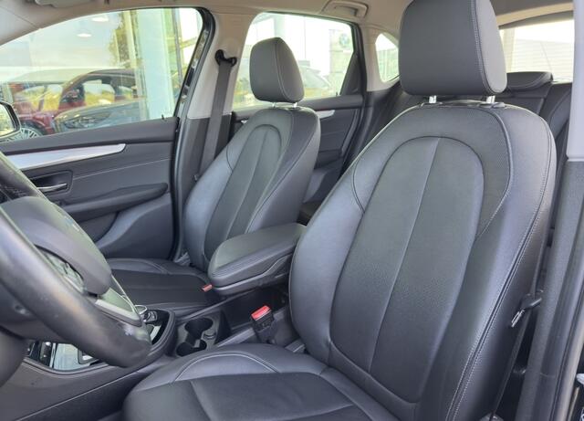 BMW 2-SERIE Active Tourer 220i High Executive Luxury Line Automaat / Trekhaak / Achteruitrijcamera / Comfort Access / Head-Up / LED / Stoelverwarming