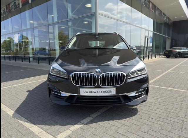 BMW 2-SERIE Active Tourer 220i High Executive Luxury Line Automaat / Trekhaak / Achteruitrijcamera / Comfort Access / Head-Up / LED / Stoelverwarming