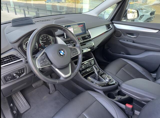 BMW 2-SERIE Active Tourer 220i High Executive Luxury Line Automaat / Trekhaak / Achteruitrijcamera / Comfort Access / Head-Up / LED / Stoelverwarming