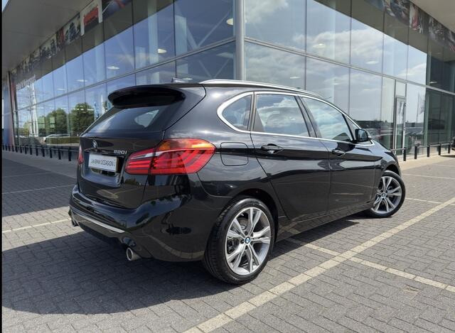 BMW 2-SERIE Active Tourer 220i High Executive Luxury Line Automaat / Trekhaak / Achteruitrijcamera / Comfort Access / Head-Up / LED / Stoelverwarming