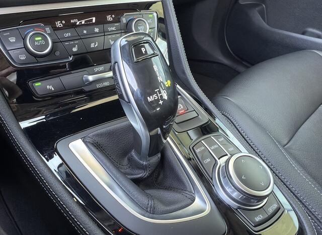 BMW 2-SERIE Active Tourer 220i High Executive Luxury Line Automaat / Trekhaak / Achteruitrijcamera / Comfort Access / Head-Up / LED / Stoelverwarming