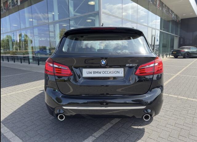 BMW 2-SERIE Active Tourer 220i High Executive Luxury Line Automaat / Trekhaak / Achteruitrijcamera / Comfort Access / Head-Up / LED / Stoelverwarming