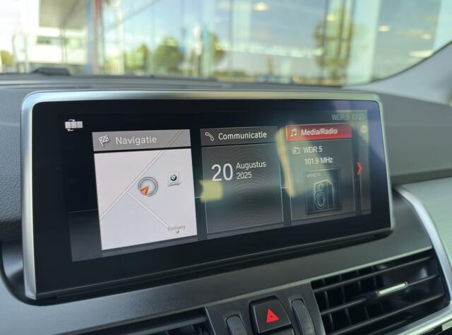 BMW 2-SERIE Active Tourer 220i High Executive Luxury Line Automaat / Trekhaak / Achteruitrijcamera / Comfort Access / Head-Up / LED / Stoelverwarming