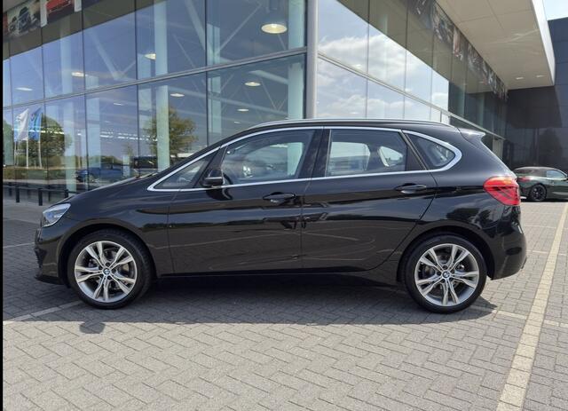 BMW 2-SERIE Active Tourer 220i High Executive Luxury Line Automaat / Trekhaak / Achteruitrijcamera / Comfort Access / Head-Up / LED / Stoelverwarming