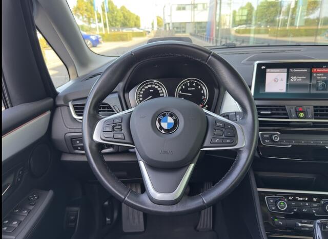 BMW 2-SERIE Active Tourer 220i High Executive Luxury Line Automaat / Trekhaak / Achteruitrijcamera / Comfort Access / Head-Up / LED / Stoelverwarming