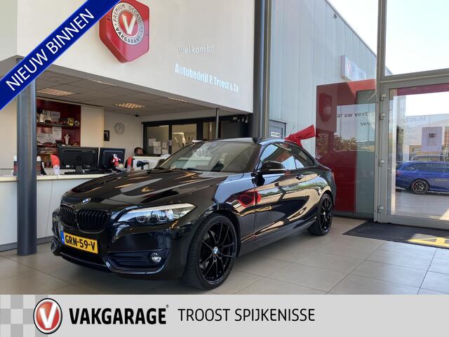 BMW 2-SERIE Coupé 230i High Executive,Automaat,Navigatie,Parkeerassistent,Spraakbediening,Elektrischbedienbarestoelen met Geheugen&Stoelverwarming,Keyless,Sensoren V&A,19 Inch Lmv