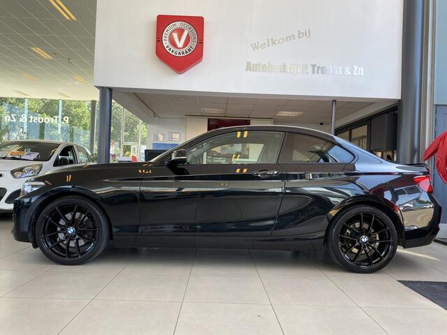 BMW 2-SERIE Coupé 230i High Executive,Automaat,Navigatie,Parkeerassistent,Spraakbediening,Elektrischbedienbarestoelen met Geheugen&Stoelverwarming,Keyless,Sensoren V&A,19 Inch Lmv