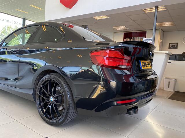 BMW 2-SERIE Coupé 230i High Executive,Automaat,Navigatie,Parkeerassistent,Spraakbediening,Elektrischbedienbarestoelen met Geheugen&Stoelverwarming,Keyless,Sensoren V&A,19 Inch Lmv