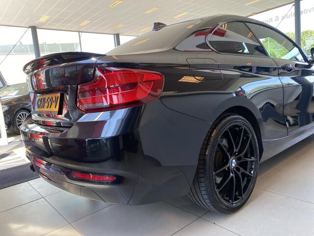 BMW 2-SERIE Coupé 230i High Executive,Automaat,Navigatie,Parkeerassistent,Spraakbediening,Elektrischbedienbarestoelen met Geheugen&Stoelverwarming,Keyless,Sensoren V&A,19 Inch Lmv