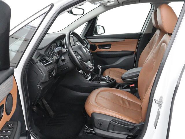 BMW 2-SERIE Active Tourer 218i Luxury Line | Leder | Camera | Trekhaak | Full LED | Navigatie | Parkeerhulp | Climate control | Bluetooth | Cruise control