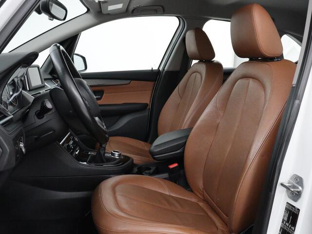 BMW 2-SERIE Active Tourer 218i Luxury Line | Leder | Camera | Trekhaak | Full LED | Navigatie | Parkeerhulp | Climate control | Bluetooth | Cruise control