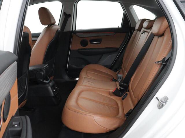 BMW 2-SERIE Active Tourer 218i Luxury Line | Leder | Camera | Trekhaak | Full LED | Navigatie | Parkeerhulp | Climate control | Bluetooth | Cruise control