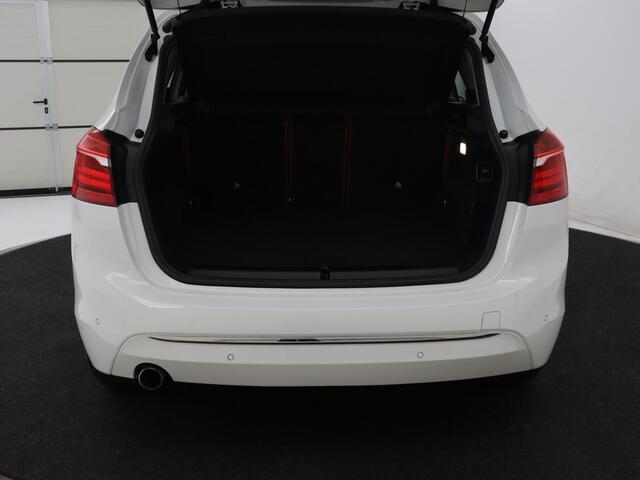 BMW 2-SERIE Active Tourer 218i Luxury Line | Leder | Camera | Trekhaak | Full LED | Navigatie | Parkeerhulp | Climate control | Bluetooth | Cruise control