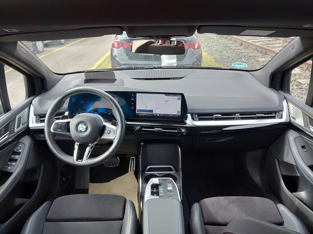BMW 2-SERIE Active Tourer 220i M-Sport | Trekhaak | Massage | Harman Kardon | Driving Assistant Plus | Elec. stoelen