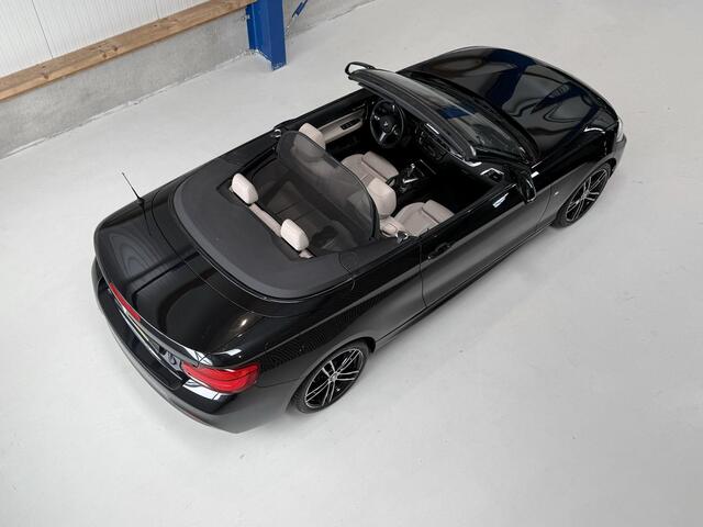 BMW 2-SERIE Cabrio 218i High Executive M PAKKET - NL AUTO - STOELVERWARMING - NAVI PROF. - PARKEERSENSOREN - AUTOMAAT
