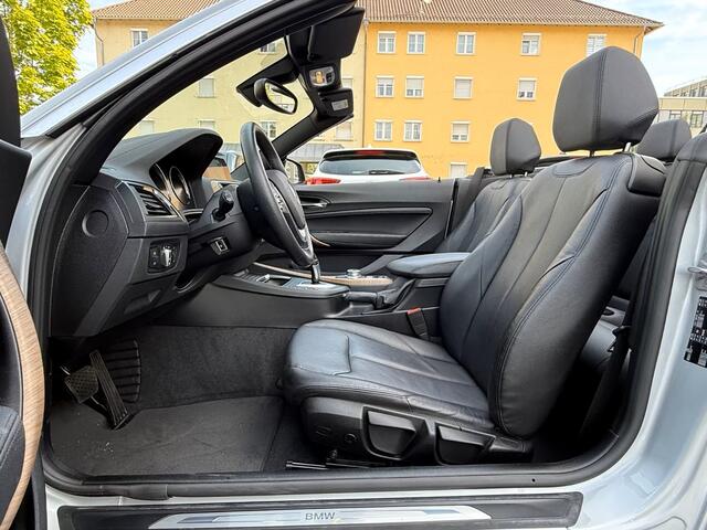 BMW 2-SERIE Cabrio 220iA LUXURY ** ADAPT. LED, LEDER, NAVI, VERW. STUUR CAMERA, 18-inch LMV ** UNFALLFREI - Slechts 36.000km. ** ** INFORMEER OOK NAAR ONZE AANTREKKELIJKE FINANCIAL-LEASE TARIEVEN **