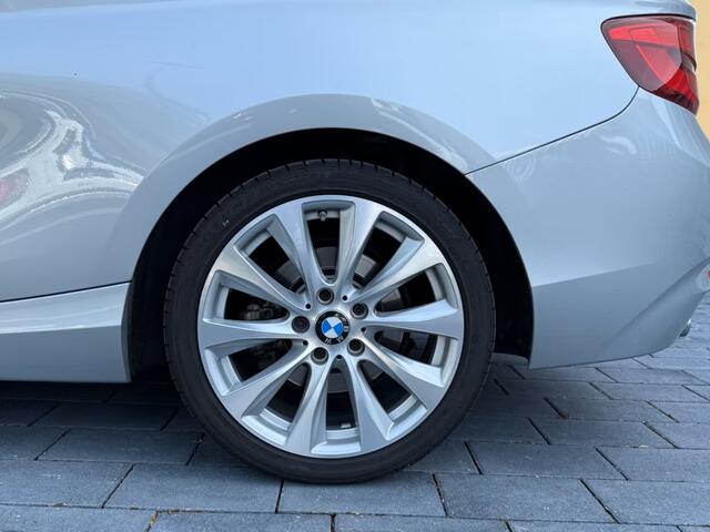 BMW 2-SERIE Cabrio 220iA LUXURY ** ADAPT. LED, LEDER, NAVI, VERW. STUUR CAMERA, 18-inch LMV ** UNFALLFREI - Slechts 36.000km. ** ** INFORMEER OOK NAAR ONZE AANTREKKELIJKE FINANCIAL-LEASE TARIEVEN **
