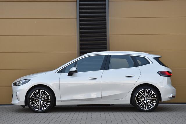 BMW 2-SERIE Active Tourer 220i * Panoramadak * Sportstoel * Stoelmemory * Trekhaak *