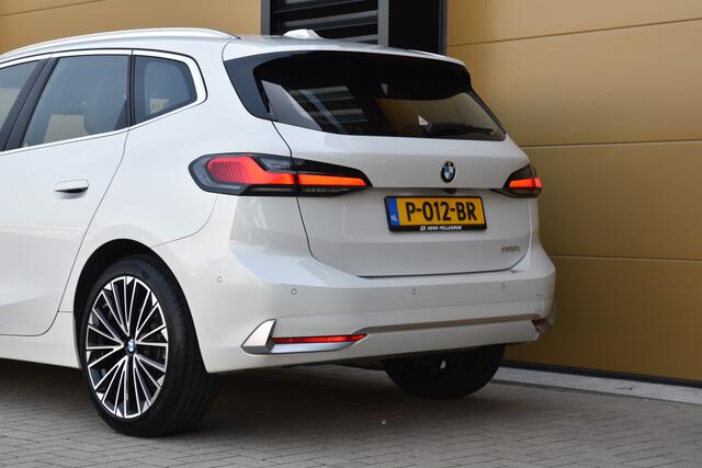 BMW 2-SERIE Active Tourer 220i * Panoramadak * Sportstoel * Stoelmemory * Trekhaak *