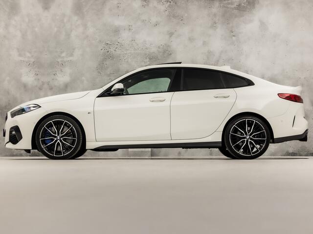 BMW 2-SERIE 218i M Sport High Executive Automaat (PANORAMADAK, KUIPSTOELEN, M PAKKET, HARMAN/KARDON, LEDER, STOELVERWARMING, GETINT GLAS, CAMERA, APPLE CARPLAY, NIEUWSTAAT)