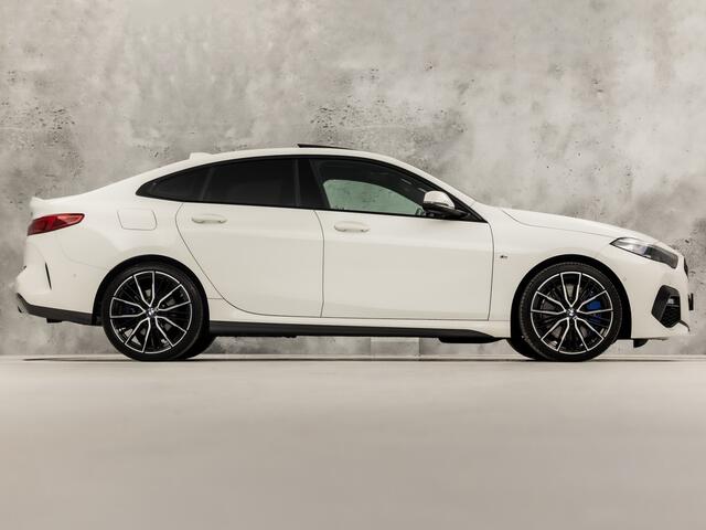 BMW 2-SERIE 218i M Sport High Executive Automaat (PANORAMADAK, KUIPSTOELEN, M PAKKET, HARMAN/KARDON, LEDER, STOELVERWARMING, GETINT GLAS, CAMERA, APPLE CARPLAY, NIEUWSTAAT)
