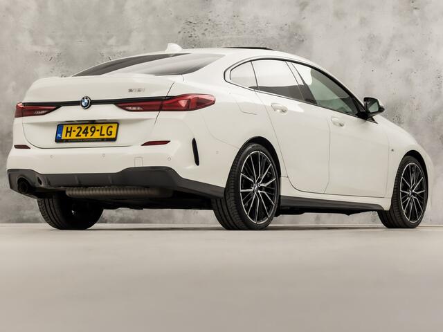 BMW 2-SERIE 218i M Sport High Executive Automaat (PANORAMADAK, KUIPSTOELEN, M PAKKET, HARMAN/KARDON, LEDER, STOELVERWARMING, GETINT GLAS, CAMERA, APPLE CARPLAY, NIEUWSTAAT)