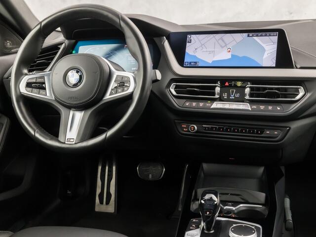 BMW 2-SERIE 218i M Sport High Executive Automaat (PANORAMADAK, KUIPSTOELEN, M PAKKET, HARMAN/KARDON, LEDER, STOELVERWARMING, GETINT GLAS, CAMERA, APPLE CARPLAY, NIEUWSTAAT)