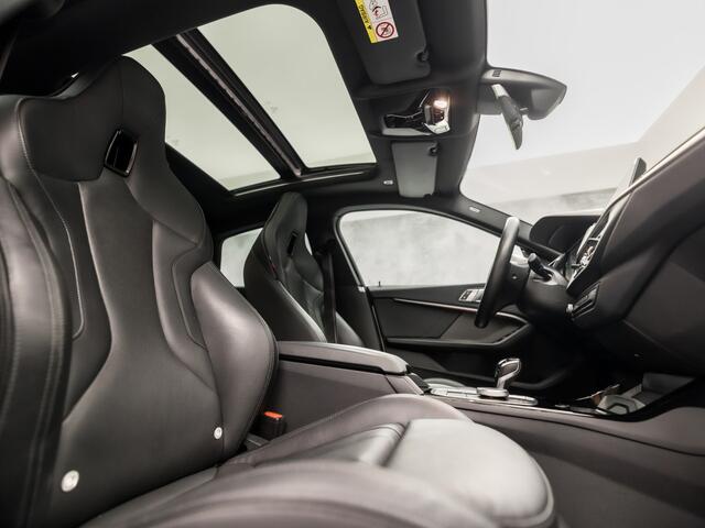 BMW 2-SERIE 218i M Sport High Executive Automaat (PANORAMADAK, KUIPSTOELEN, M PAKKET, HARMAN/KARDON, LEDER, STOELVERWARMING, GETINT GLAS, CAMERA, APPLE CARPLAY, NIEUWSTAAT)