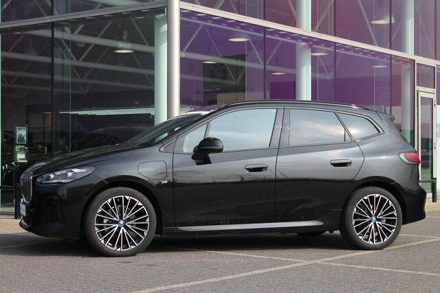 BMW 2-SERIE Active Tourer 225e xDrive M Sport Automaat / Panoramadak / Adaptief M Onderstel / Sportstoelen / Stoelverwarming / Adaptieve LED / Parking Assistant Plus / Head-Up