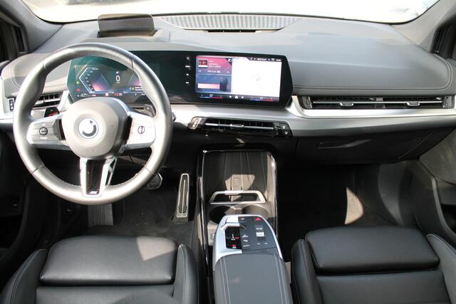 BMW 2-SERIE Active Tourer 225e xDrive M Sport Automaat / Panoramadak / Adaptief M Onderstel / Sportstoelen / Stoelverwarming / Adaptieve LED / Parking Assistant Plus / Head-Up