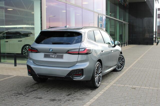 BMW 2-SERIE Active Tourer 225e xDrive M Sport Automaat / Panoramadak / Trekhaak / Sportstoelen / Adaptieve LED / M Adaptief onderstel / Head-Up / Parking Assistant Plus