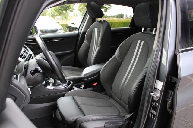 BMW 2-SERIE Active Tourer 220i Sport Line Automaat / Panoramadak / Sportstoelen / Achteruitrijcamera / LED / Stoelverwarming / Getint glas / Active Cruise Control