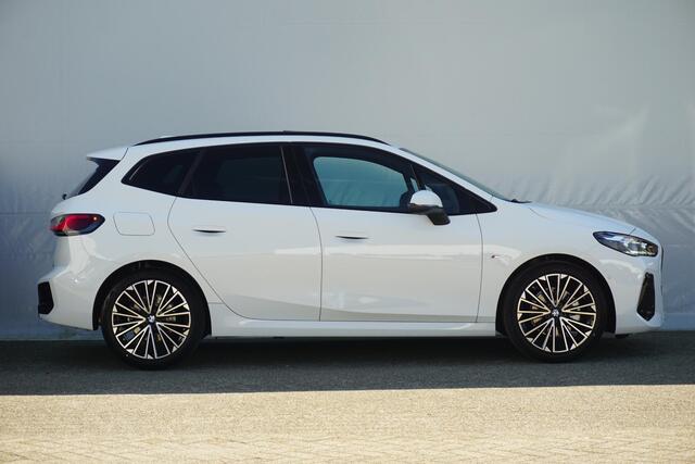 BMW 2-SERIE Active Tourer 220i | M Sportpakket | Panoramadak | Trekhaak | Harman Kardon | Driving Assistant
